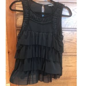 ✨GUC Express ruffle tank with keyhole back 🖤